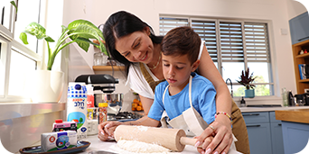 אמא וילד לשים בצק במטבח