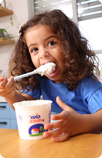 ילדה אוכלת גביע קוטג'
