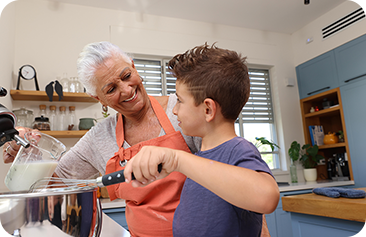 ילד ואישה עובדים יחד במטבח