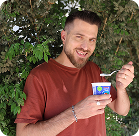 איש אוכל גבינה לבנה של תנובה